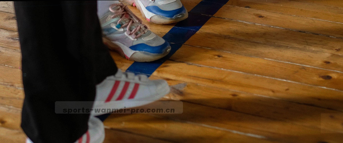 球场边线与草皮纹理的抽象特写，冷调处理