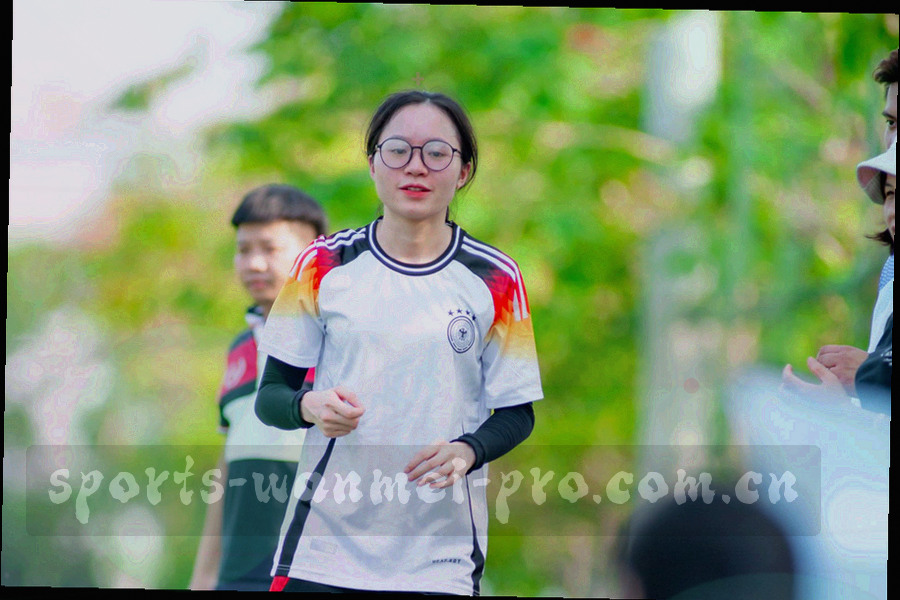 客厅里一家人围坐看比分画面，屏幕光线映在侧脸上